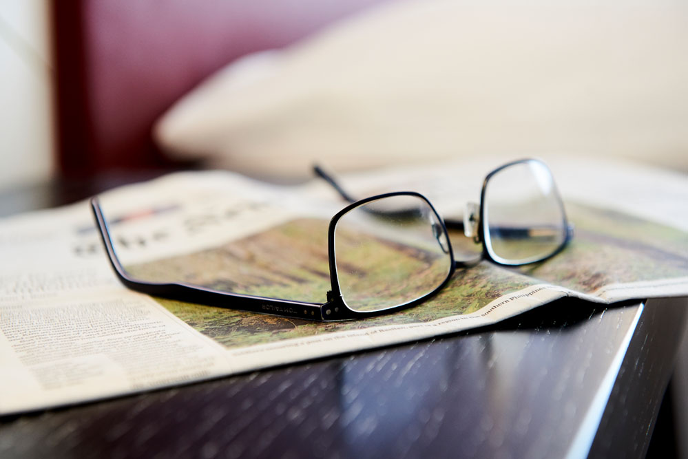 Reading a newspaper in your own room in our apartmenthotel - Singerstrasse 21/25