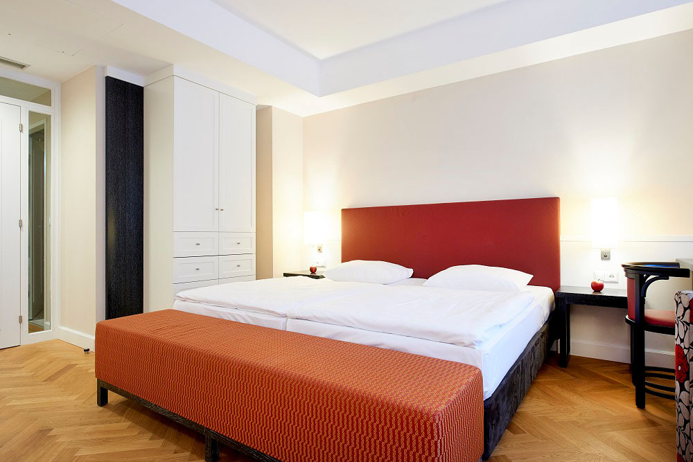 kombinierter Wohn- und Schlafbereich mit Doppelbett