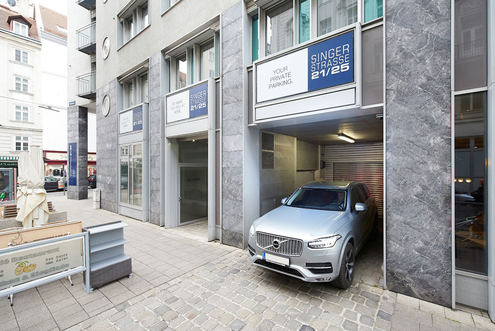 Garage entrance at Apartmenthouse Singerstrasse 21/25