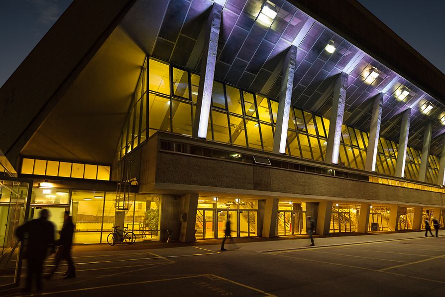 die Wiener Stadthalle bei Nacht 