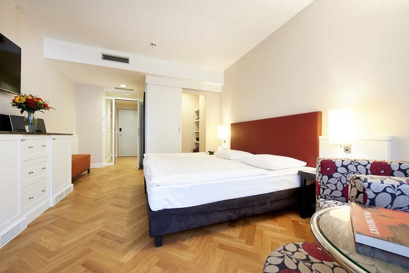 Zimmerblick mit Doppelbett Apartment hotel Singerstrasse 21/25